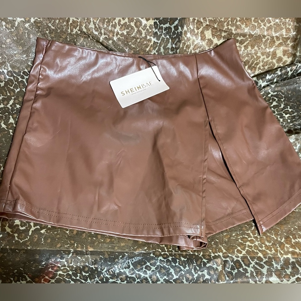 🆕 NWT SHEIN Brown Faux Leather MINI Skort
SZ M. New with tags.